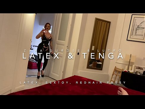❤️ Ngoanana e monyane ea nang le hlooho e khubelu ea apereng seaparo sa latex se kentsoeng ke ntate oa bobeli ❌️